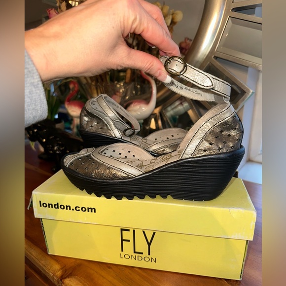 Fly London 39 sandal silver NEW - Picture 1 of 5